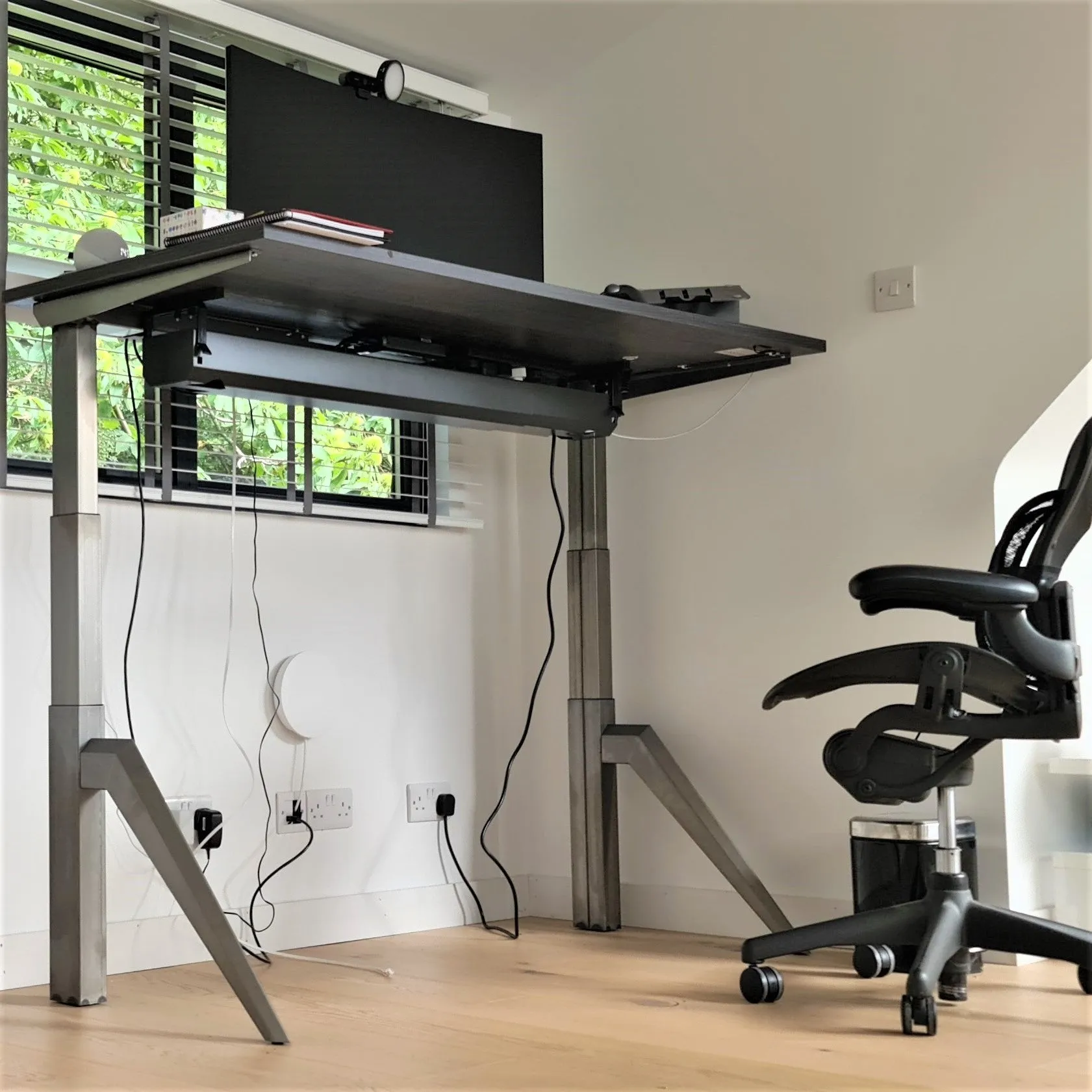Primo Designer Standing Desk (with Bluetooth control)